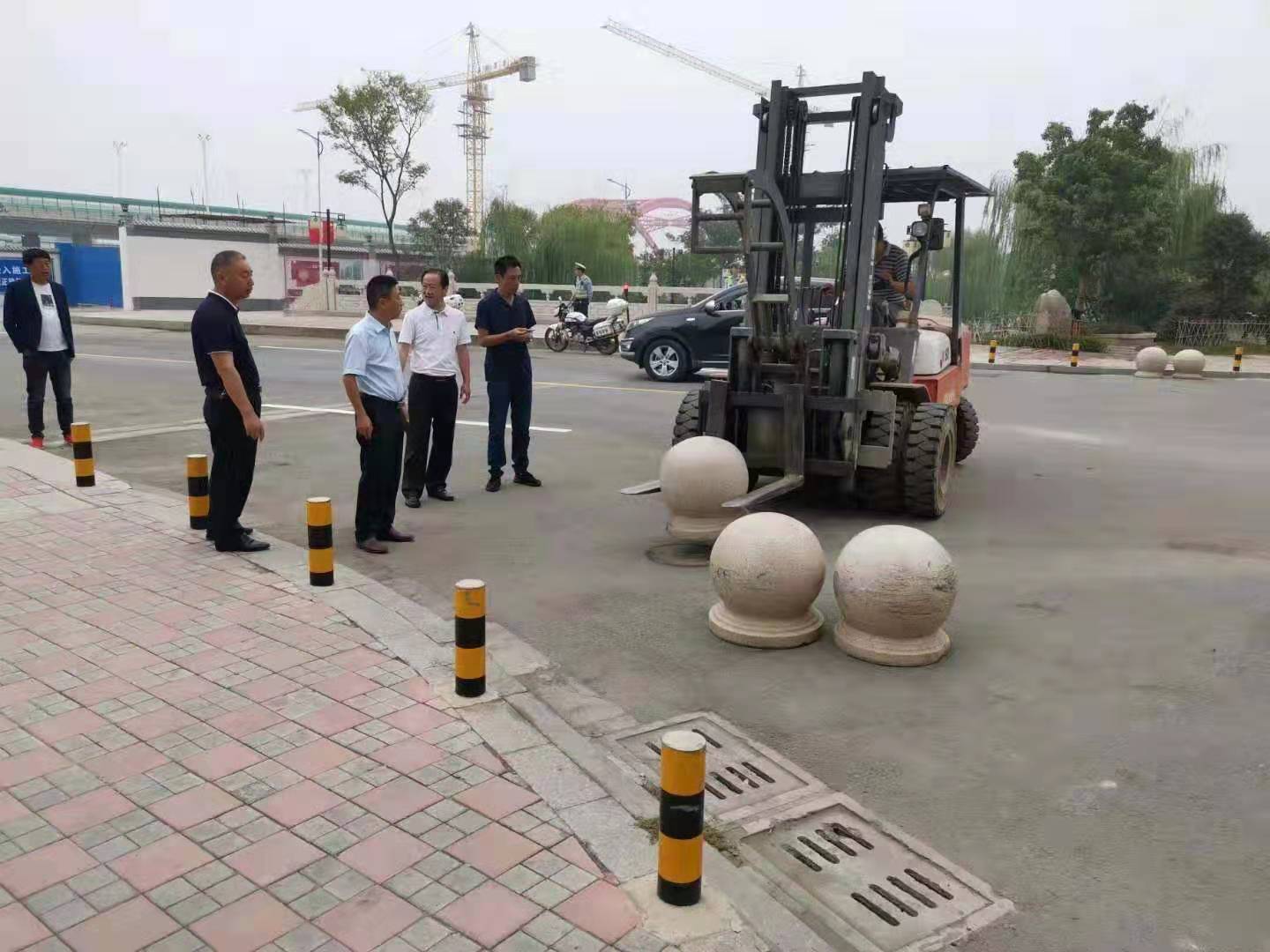 為向新中國成立七十周年獻禮，市城建集團攻堅克難，實現(xiàn)了北門棚改區(qū)域民生路10月1日零時順利通車。國慶假期，市城建集團堅持做好一線工作，在與交警部門共同做好民生路通車保障工作外，抓細節(jié)，抓落實，確保其他各項工作有序推進。.jpg