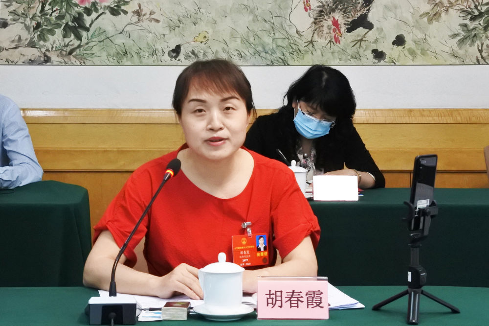 5月23日，全國人大代表胡春霞在參加分組審議政府工作報告時發(fā)言。新華社記者　吳雨　攝